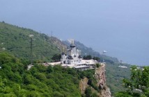 Вид на Форосскую церковь с Байдарских ворот Вид на Форосскую церковь с Байдарских ворот